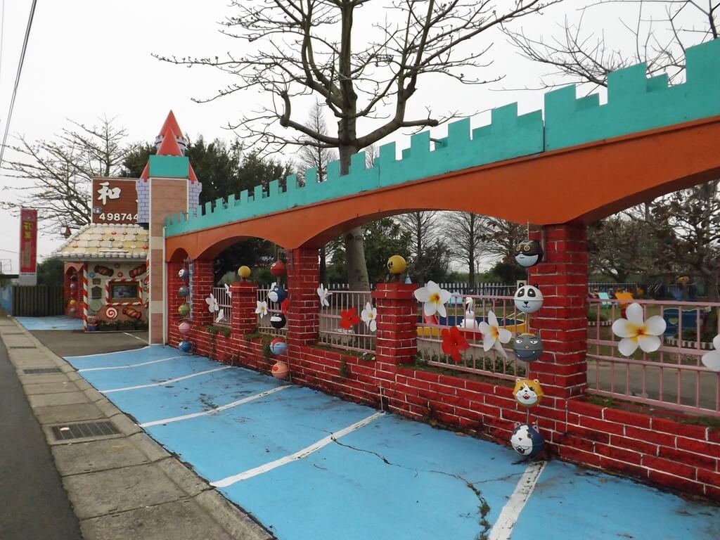 桃園龍貓公車站的圖片：和美幼兒園圍牆