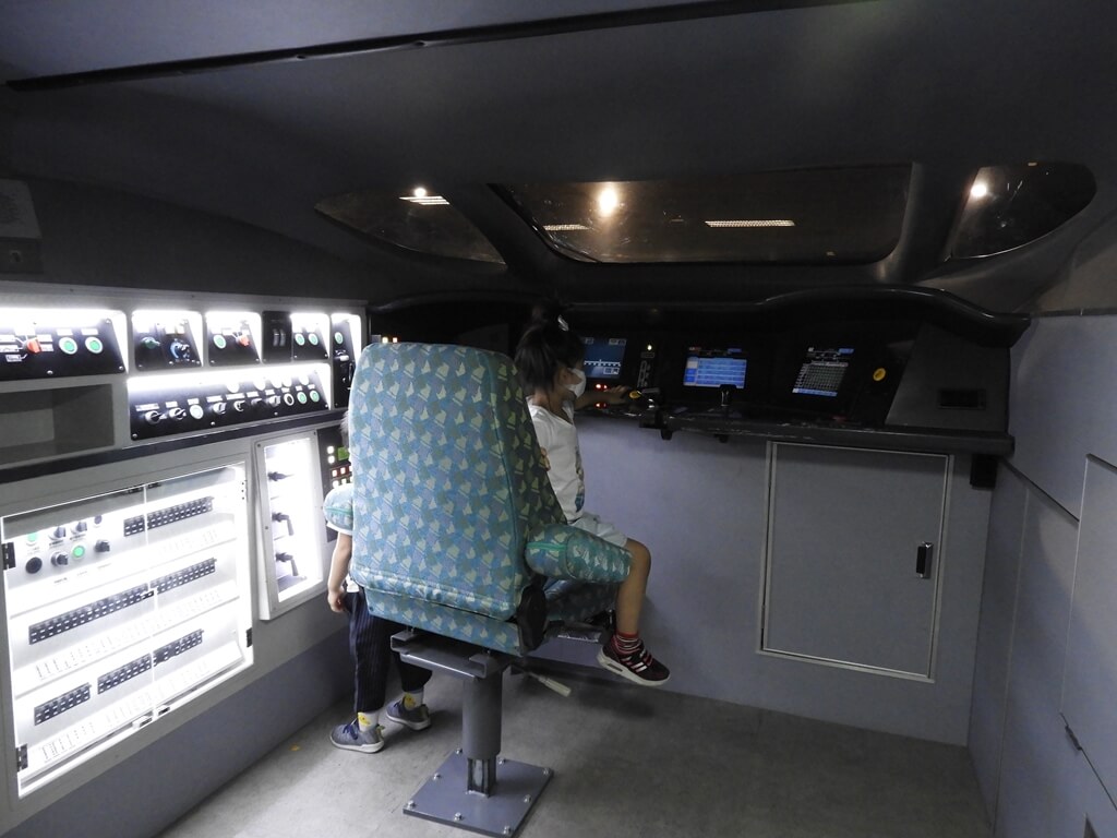 台灣高鐵探索館的圖片：第26張照片－模擬高鐵車頭駕駛艙