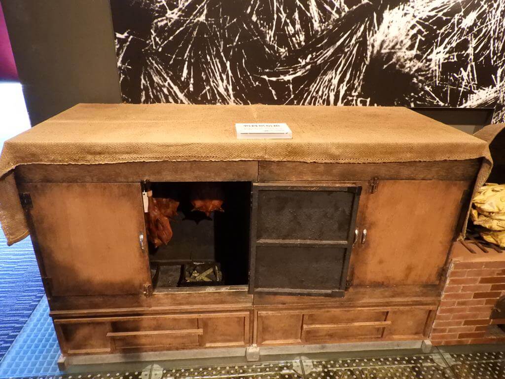 蘭陽博物館的圖片：第74張照片－在木製燻箱內煙燻鴨賞