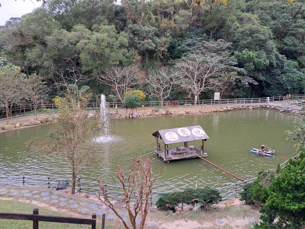 中間這的池就稱為鴛鴦池