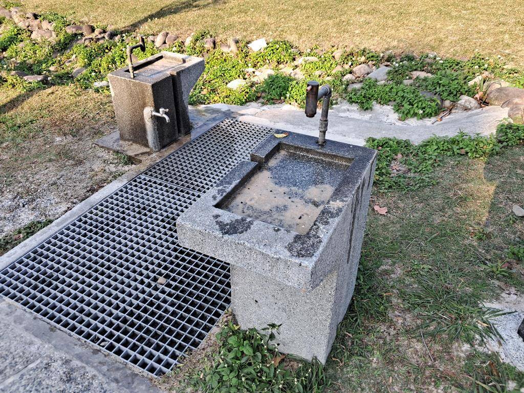 芎林公一方口獅公園的圖片：第13張照片－洗手台及沖腳區