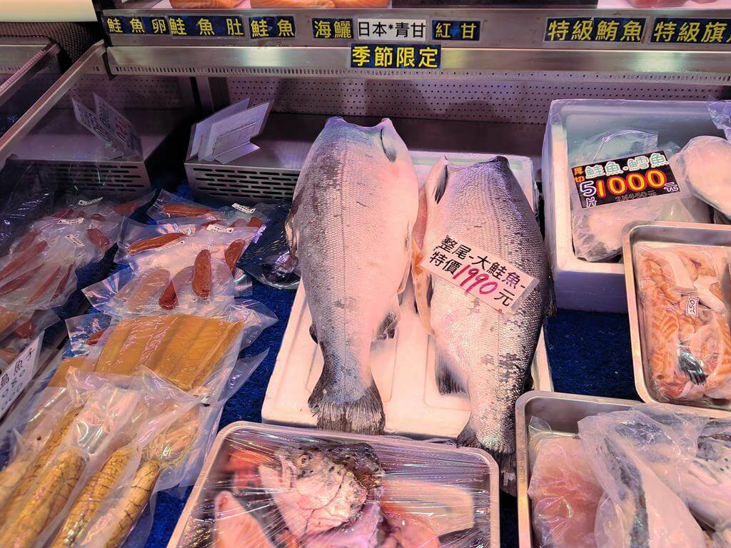 永安漁港的圖片：第92張照片－整尾大鮭魚