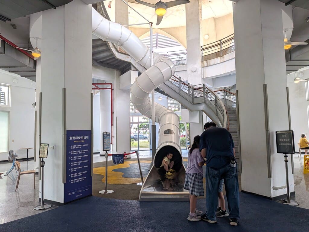 新竹南寮漁港的圖片:第21張照片-新竹漁港旅遊服務中心的溜滑梯